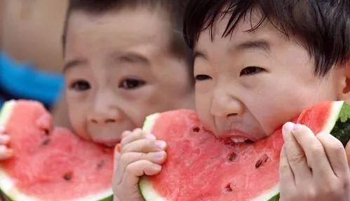 喷水娃免费吃瓜,夏日清凉新体验